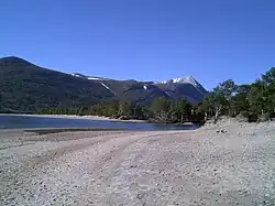Gjevilvatnet with Raudøra beach, near Gjevilvasshytta. The mountain on the right is Okla in Oppdal Municipality.