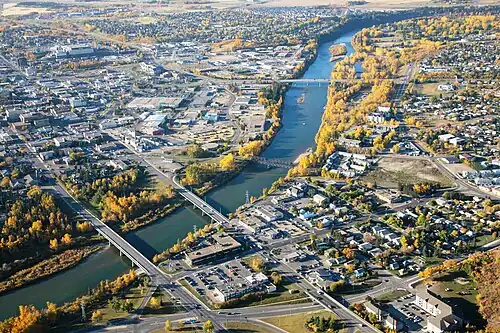 The Red Deer River flows through the city of Red Deer, AB, situated south of Edmonton and north of Calgary, approx. 150&nbsp;km (93 miles, or 90 minutes‘ drive) each way.