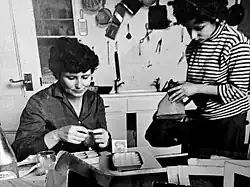 Diski (standing) in 1963 with Doris Lessing, with whom she had a complex relationship [1]