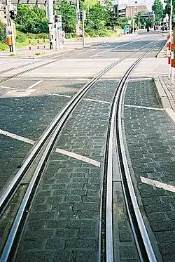 Grooved-rail gauntlet track