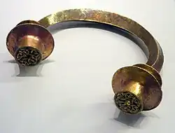Torques de Foxados: Gallaecian torc with double "scotia" terminals and 6-fold symmetric interlaced motive